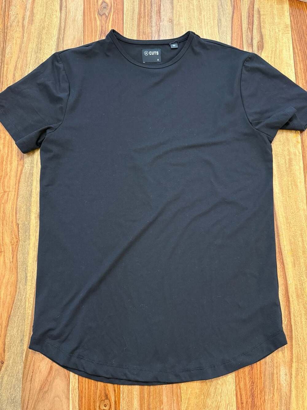 Cuts Crew Curve-Hem Size M Black T-Shirt